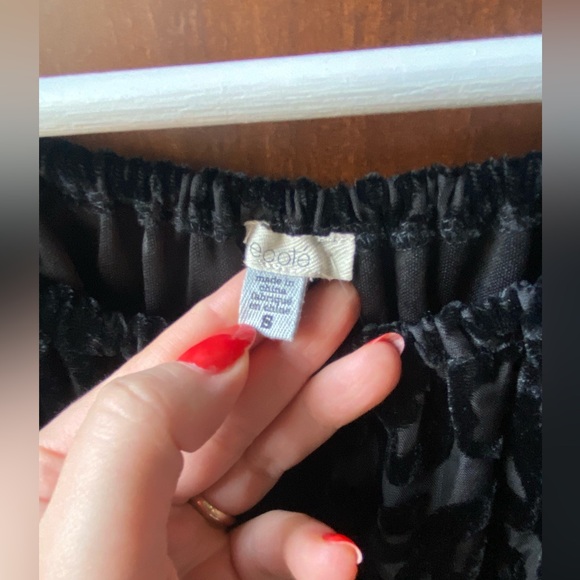 NWT Urban Outfitters Ecote Velvet Off-The-
Shoulder Mini Dress in Black (Size:S) - Picture 6 of 11